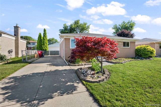 15641 Common Road, Roseville, MI 48066
