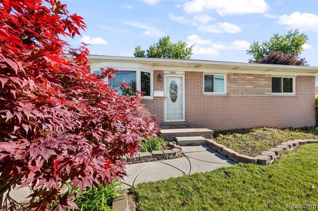15641 Common Road, Roseville, MI 48066