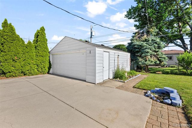 15641 Common Road, Roseville, MI 48066