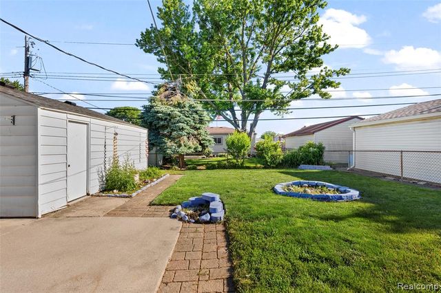 15641 Common Road, Roseville, MI 48066
