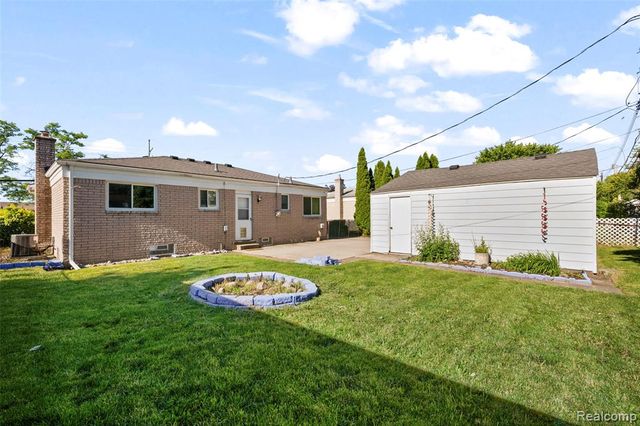 15641 Common Road, Roseville, MI 48066