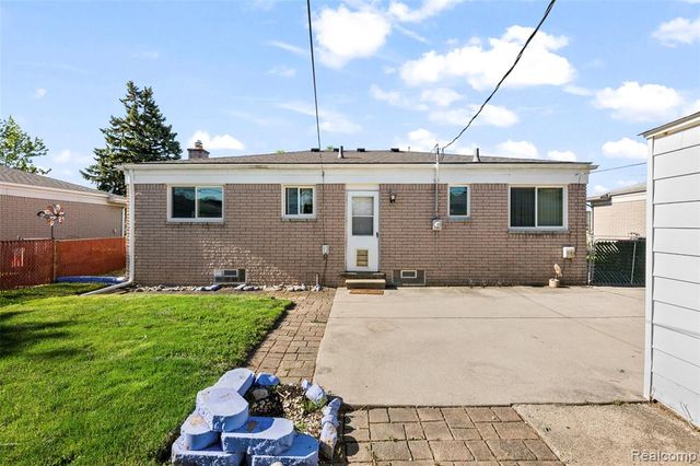 15641 Common Road, Roseville, MI 48066