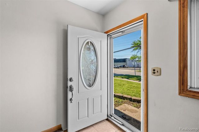 15641 Common Road, Roseville, MI 48066