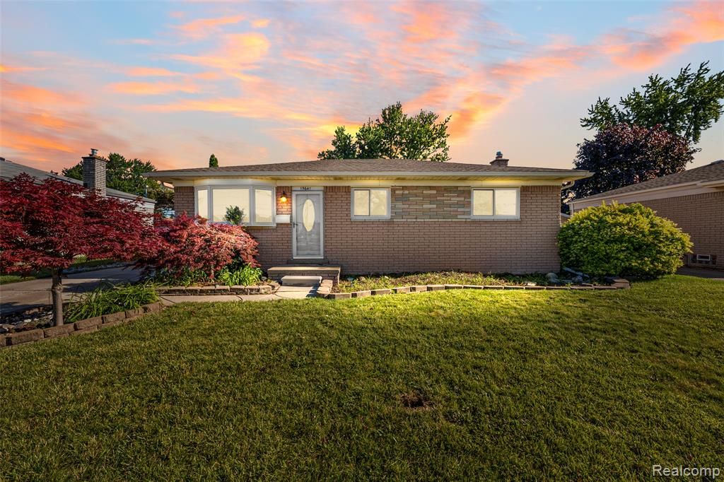 15641 Common Road, Roseville, MI 48066