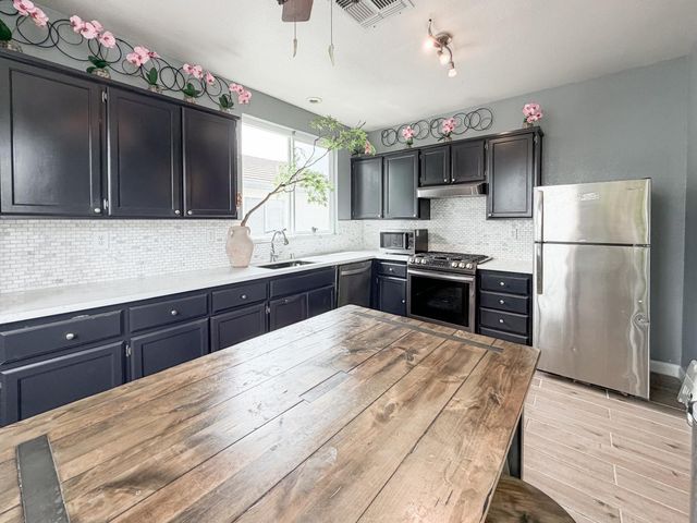 8953 Forked Creek Way, Elk Grove, CA 95758
