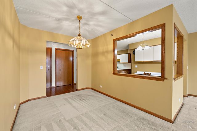 6755 N Milwaukee Avenue 303, Niles, IL 60714