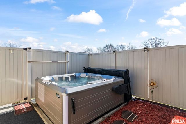 2104 Dubsdread Drive, Springfield, IL 62711