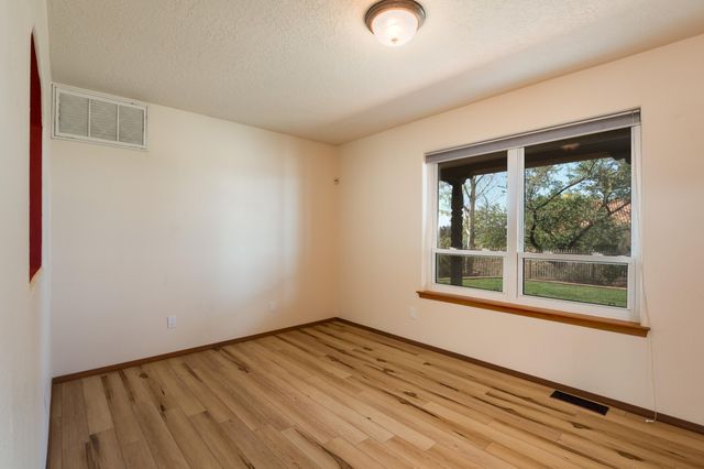 9231 Oakland Avenue NE, Albuquerque, NM 87122