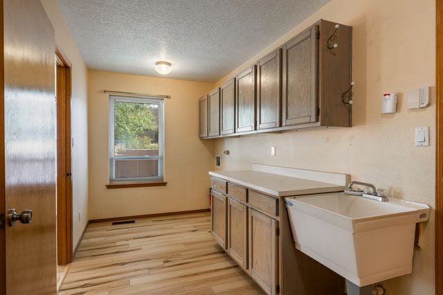 9231 Oakland Avenue NE, Albuquerque, NM 87122