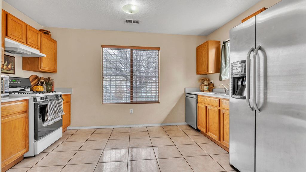 Image 15 of property listing at 7616 Blue Avena Avenue SW, Albuquerque, NM 87121
