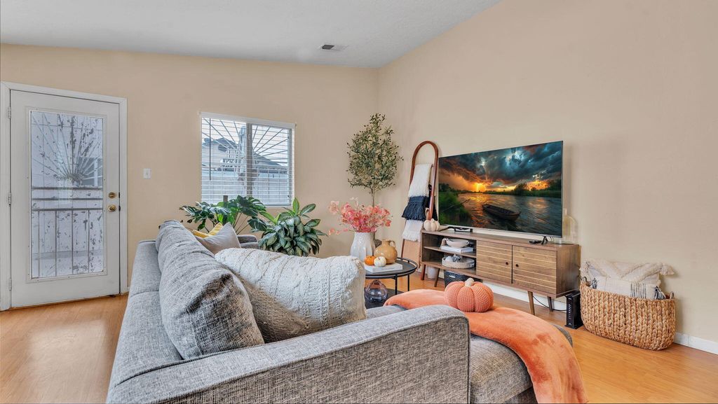 Image 19 of property listing at 7616 Blue Avena Avenue SW, Albuquerque, NM 87121