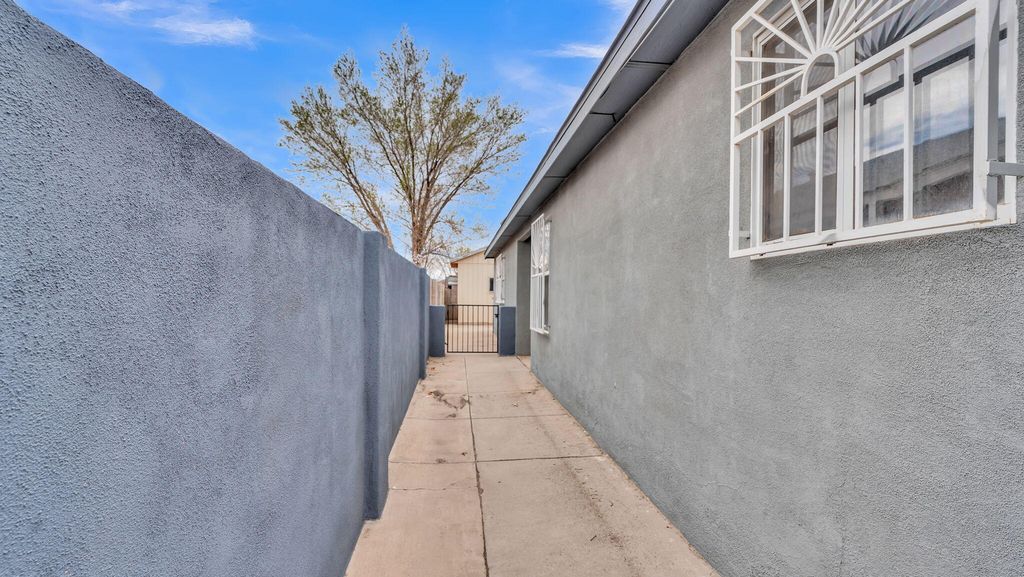 Image 7 of property listing at 7616 Blue Avena Avenue SW, Albuquerque, NM 87121