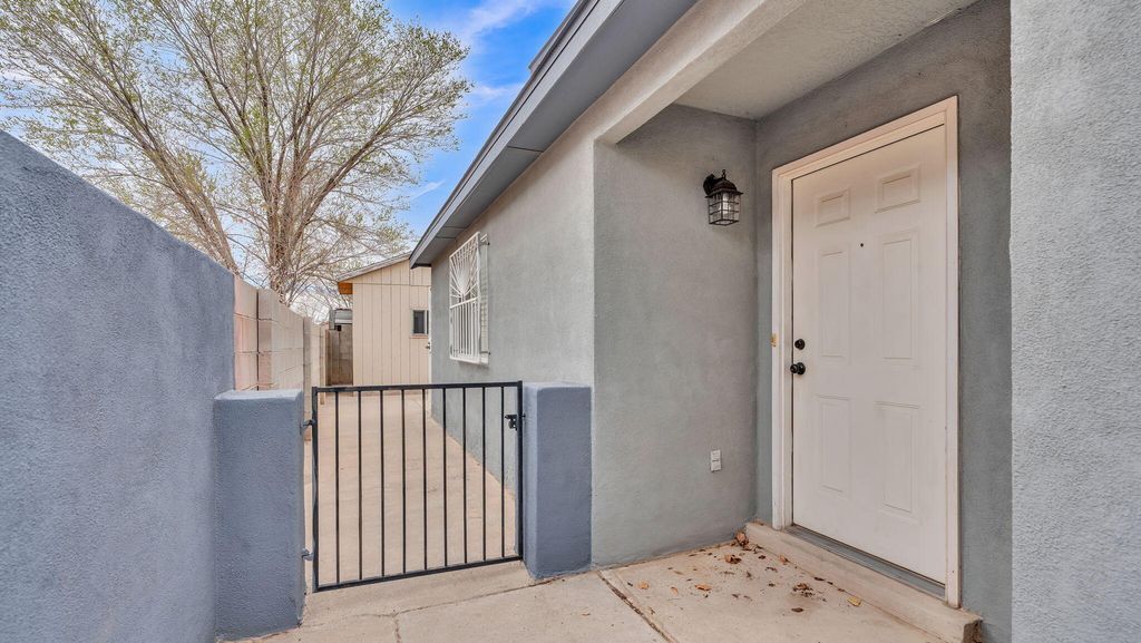 Image 8 of property listing at 7616 Blue Avena Avenue SW, Albuquerque, NM 87121