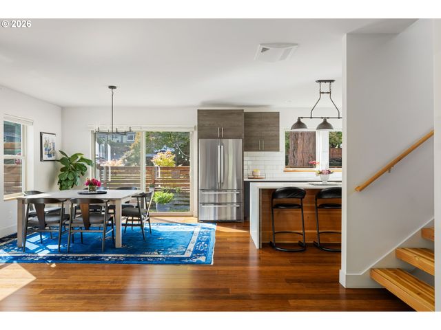 905 LAUREL St, Lake Oswego, OR 97034