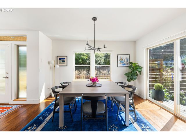 905 LAUREL St, Lake Oswego, OR 97034