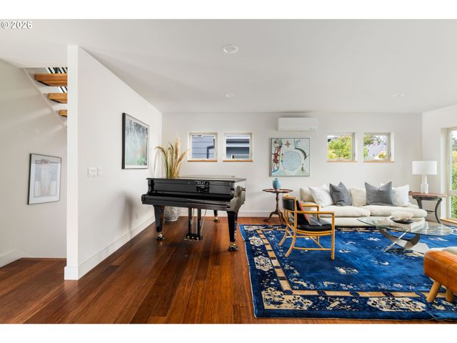 905 LAUREL St, Lake Oswego, OR 97034