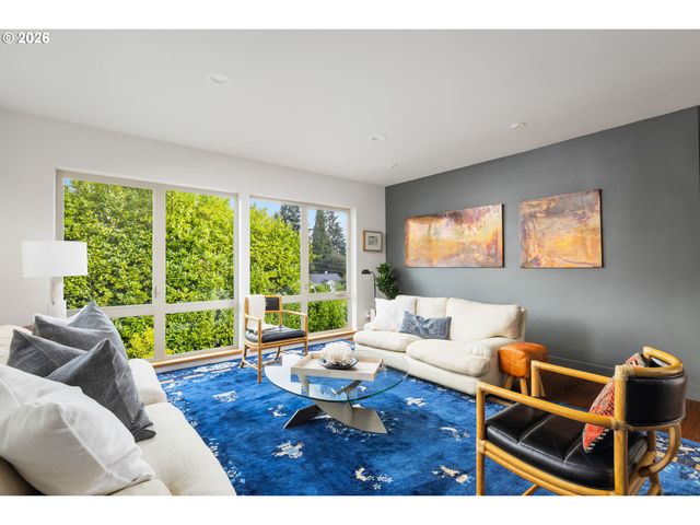 905 LAUREL St, Lake Oswego, OR 97034