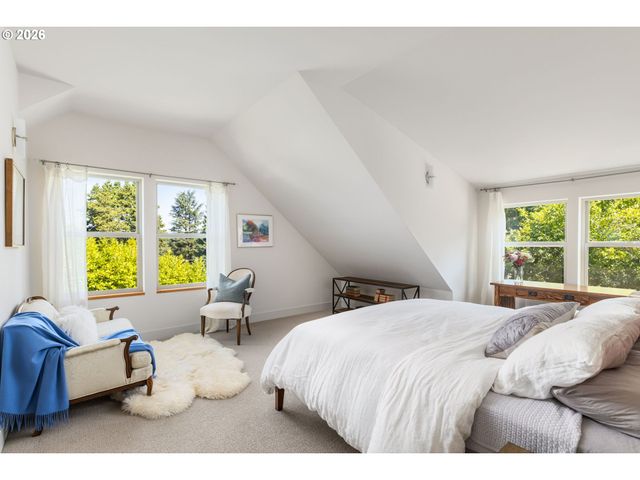 905 LAUREL St, Lake Oswego, OR 97034