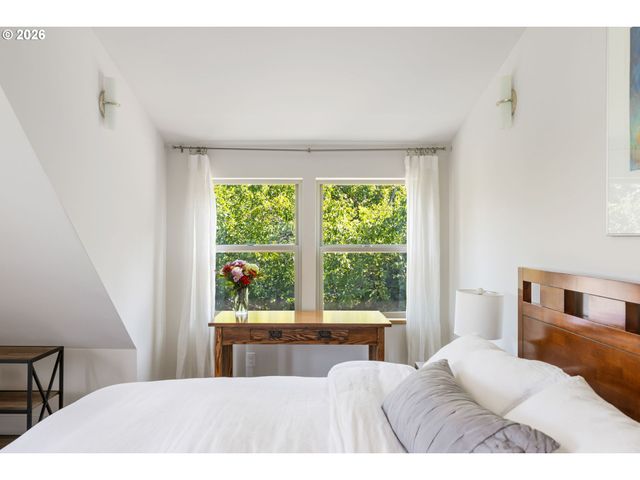 905 LAUREL St, Lake Oswego, OR 97034