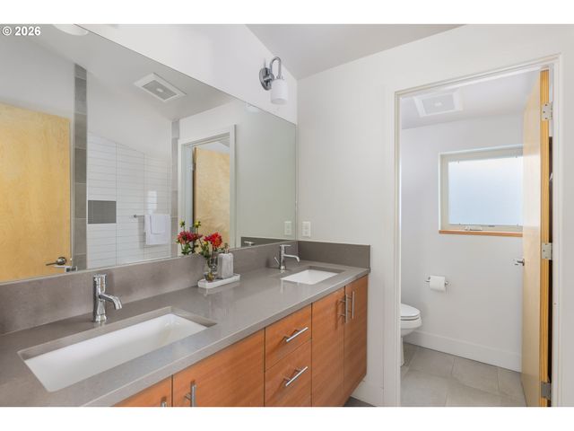 905 LAUREL St, Lake Oswego, OR 97034