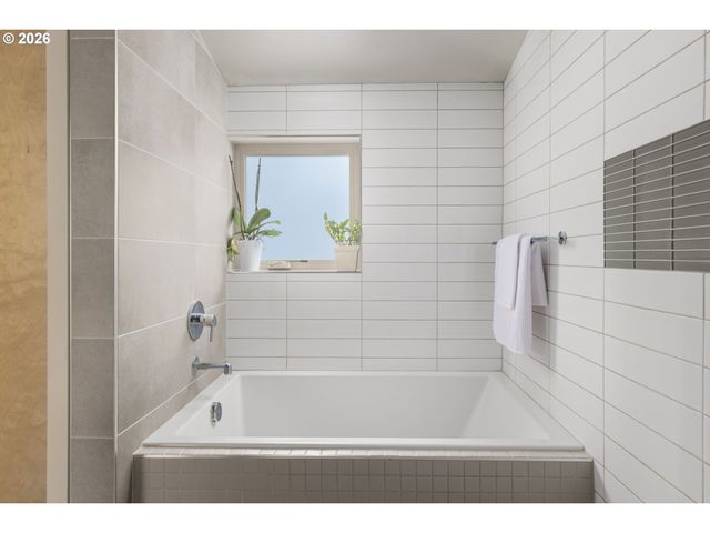 905 LAUREL St, Lake Oswego, OR 97034