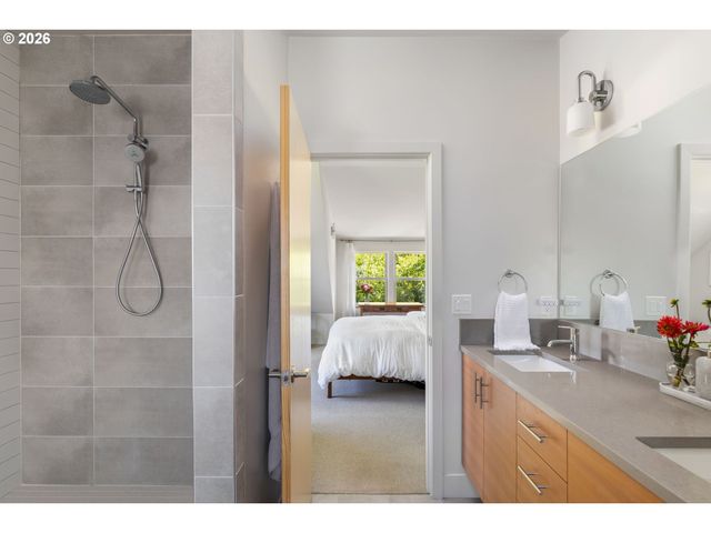 905 LAUREL St, Lake Oswego, OR 97034