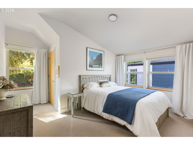 905 LAUREL St, Lake Oswego, OR 97034