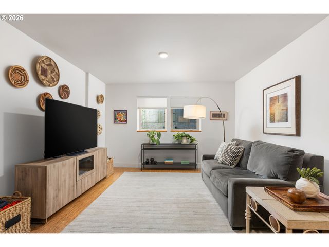 905 LAUREL St, Lake Oswego, OR 97034