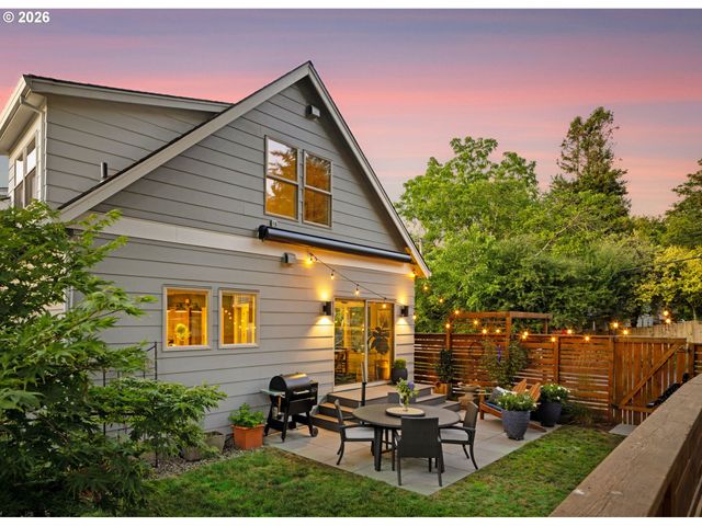 905 LAUREL St, Lake Oswego, OR 97034