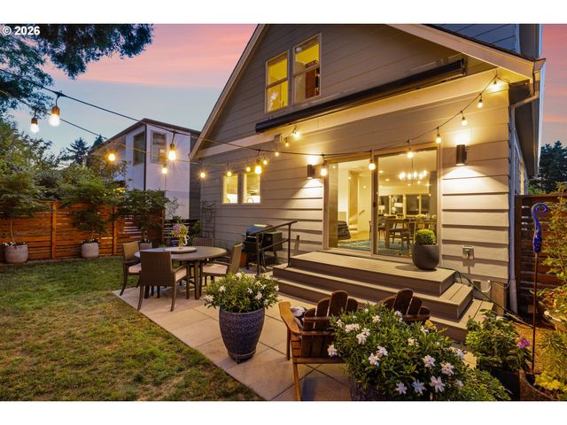 905 LAUREL St, Lake Oswego, OR 97034