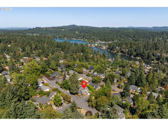 905 LAUREL St, Lake Oswego, OR 97034