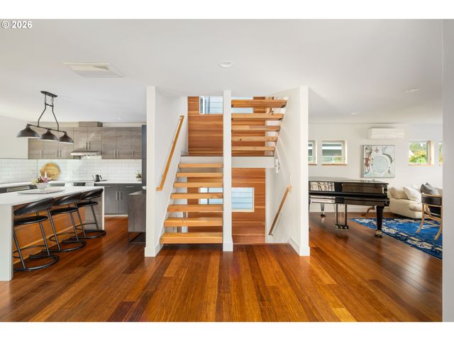 905 LAUREL St, Lake Oswego, OR 97034