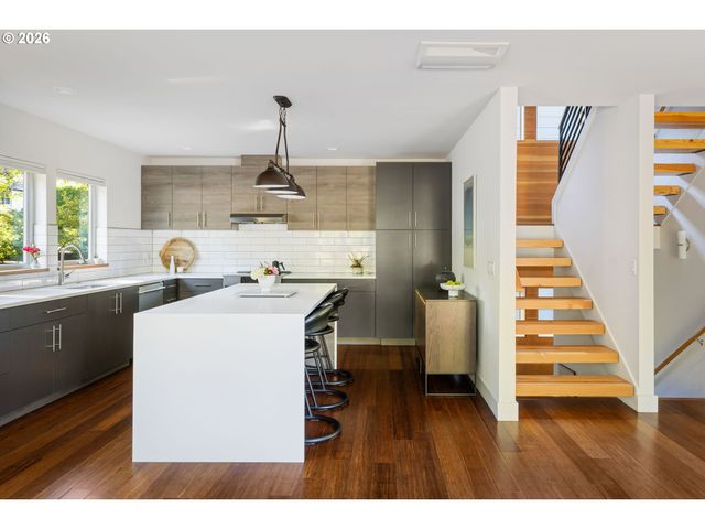 905 LAUREL St, Lake Oswego, OR 97034