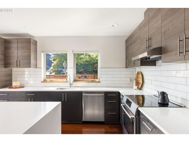 905 LAUREL St, Lake Oswego, OR 97034