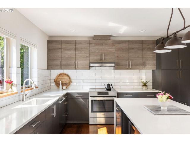 905 LAUREL St, Lake Oswego, OR 97034