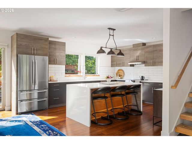 905 LAUREL St, Lake Oswego, OR 97034