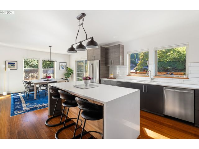 905 LAUREL St, Lake Oswego, OR 97034