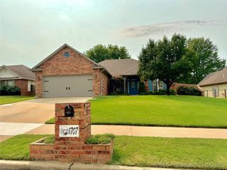 1707 Walnut Hill Lane, Claremore, OK 74019