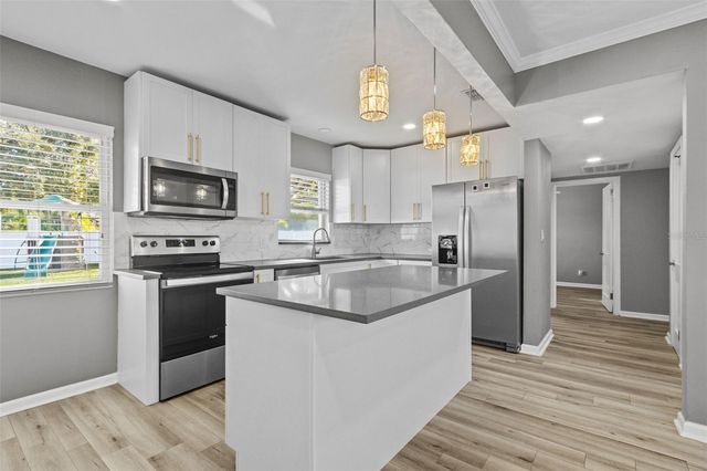 2302 S THIXTON COURT, Tampa, FL 33629