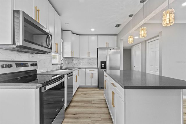 2302 S THIXTON COURT, Tampa, FL 33629