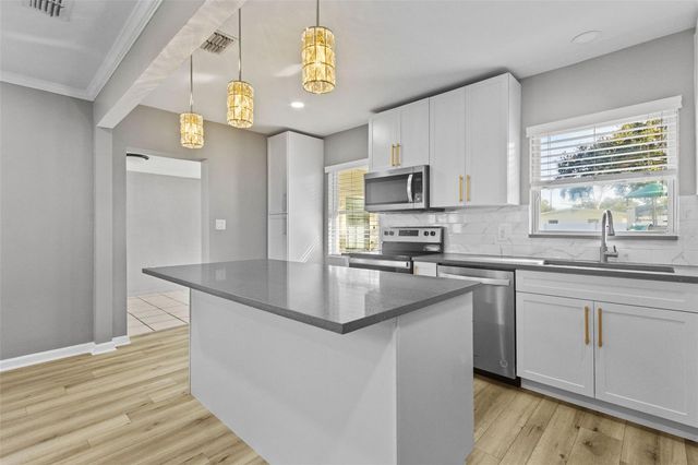 2302 S THIXTON COURT, Tampa, FL 33629