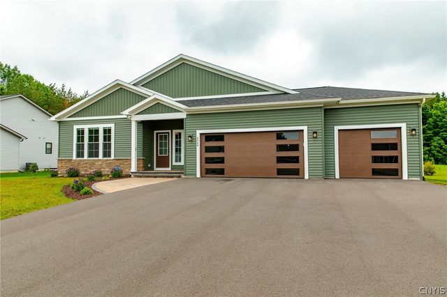 4544 Hollyshire Way, Clay, NY 13041