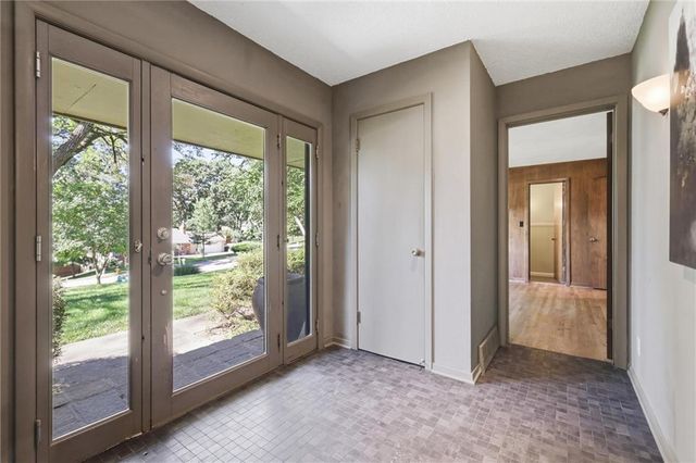 6332 Robinhood Drive, Merriam, KS 66203