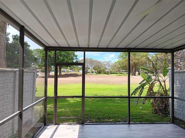 19174 Bobolink Dr, Hialeah, FL 33015