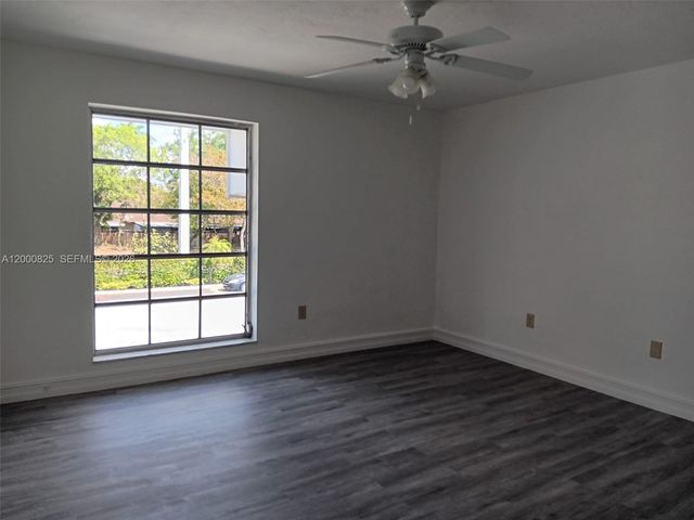 19174 Bobolink Dr, Hialeah, FL 33015