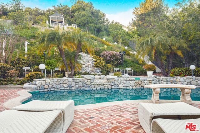 6111 County Oak Road, Woodland Hills (los Angeles), CA 91367