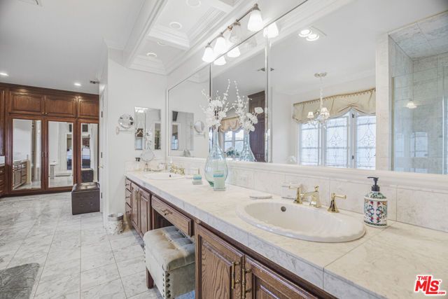6111 County Oak Road, Woodland Hills (los Angeles), CA 91367