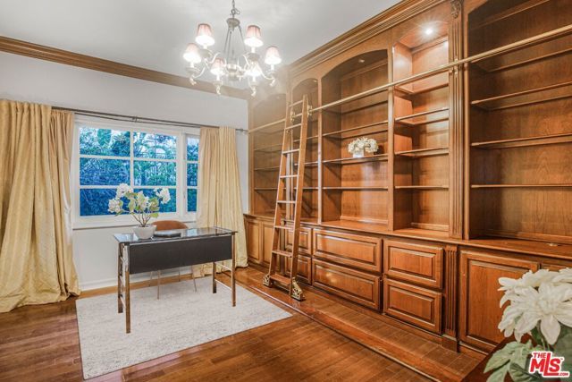 6111 County Oak Road, Woodland Hills (los Angeles), CA 91367