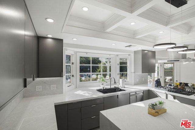 6111 County Oak Road, Woodland Hills (los Angeles), CA 91367