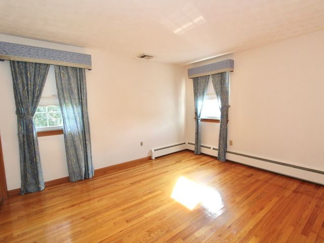 8 Deerfield Rd, Shrewsbury, MA 01545